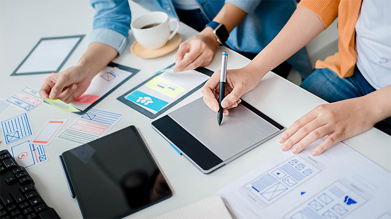 business-meeting-tablet